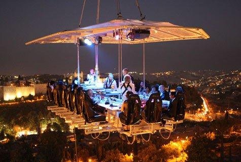 Bucureştenii pot lua cina la 50 de metri deasupra Capitalei. Dinner in the sky, în centrul vechi al Bucureştiului