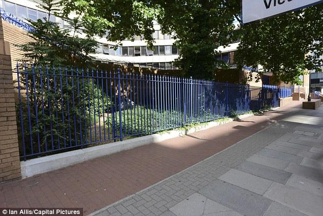 Vrea să fie bine păzit! Un rom din România şi-a instalat cortul lângă sediul unei secţii de Poliţie din Londra 223954