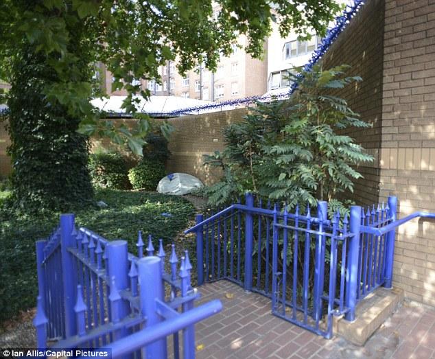 Vrea să fie bine păzit! Un rom din România şi-a instalat cortul lângă sediul unei secţii de Poliţie din Londra 223955