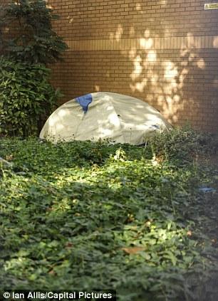 Vrea să fie bine păzit! Un rom din România şi-a instalat cortul lângă sediul unei secţii de Poliţie din Londra 223958