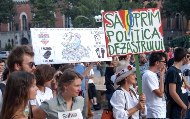 Câteva sute de oameni protestează în Capitală, faţă de proiectul de la Roşia Montană