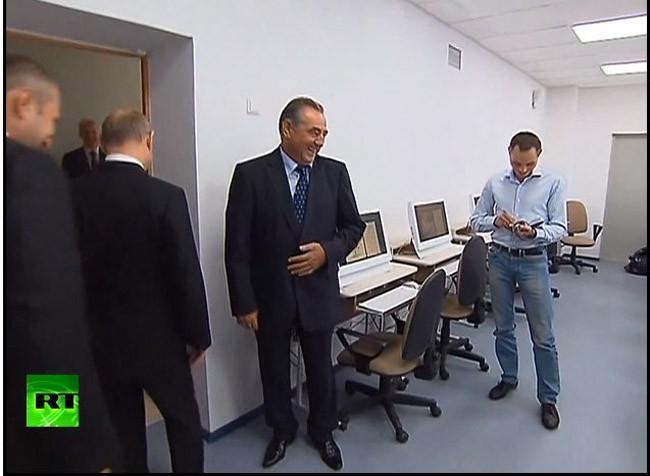 Ce a desenat Vladimir Putin cu degetul pe tablă, în faţa elevilor. Venise în inspecţie la ora de biologie 224033