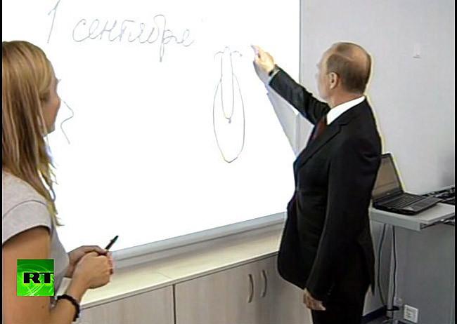 Ce a desenat Vladimir Putin cu degetul pe tablă, în faţa elevilor. Venise în inspecţie la ora de biologie 224035
