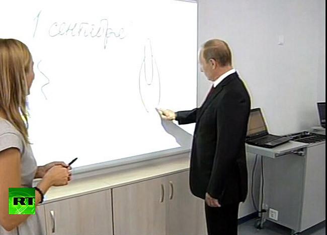 Ce a desenat Vladimir Putin cu degetul pe tablă, în faţa elevilor. Venise în inspecţie la ora de biologie 224036