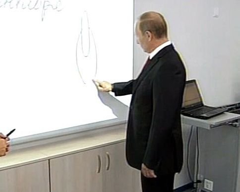 Ce a desenat Vladimir Putin cu degetul pe tablă, în faţa elevilor. Venise în inspecţie la ora de biologie