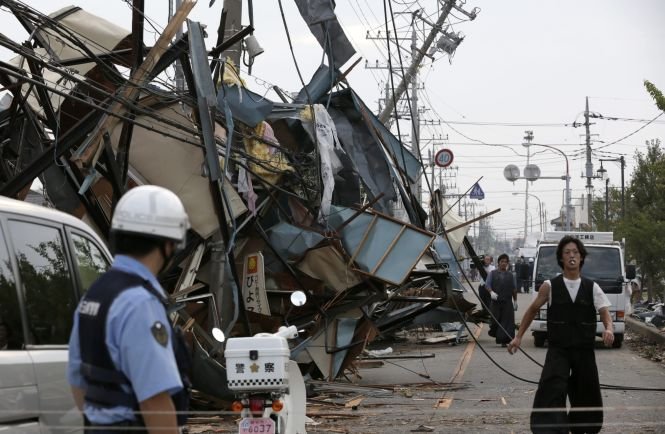 Japonezi se confruntă cu efectele devastatoare ale tornadelor şi ploilor torenţiale