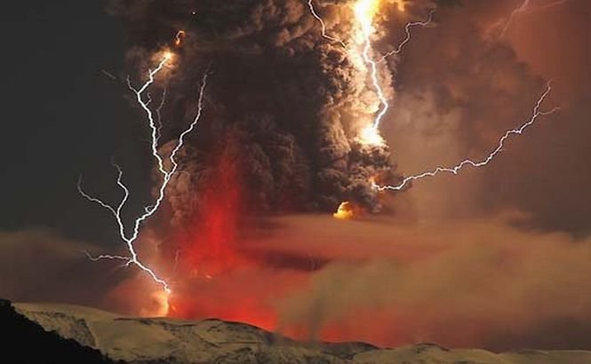 &quot;Monstrul&quot; care erupe pentru a cincea oară în numai două zile. Vulcanul a aruncat fum, lavă şi cenuşă la câteva zeci de metri în aer 