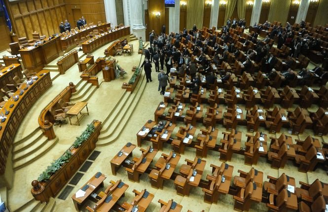 Parlamentarii au aprobat o lege care le limitează dreptul de a cere bani de la buget pentru biserici şi parcuri