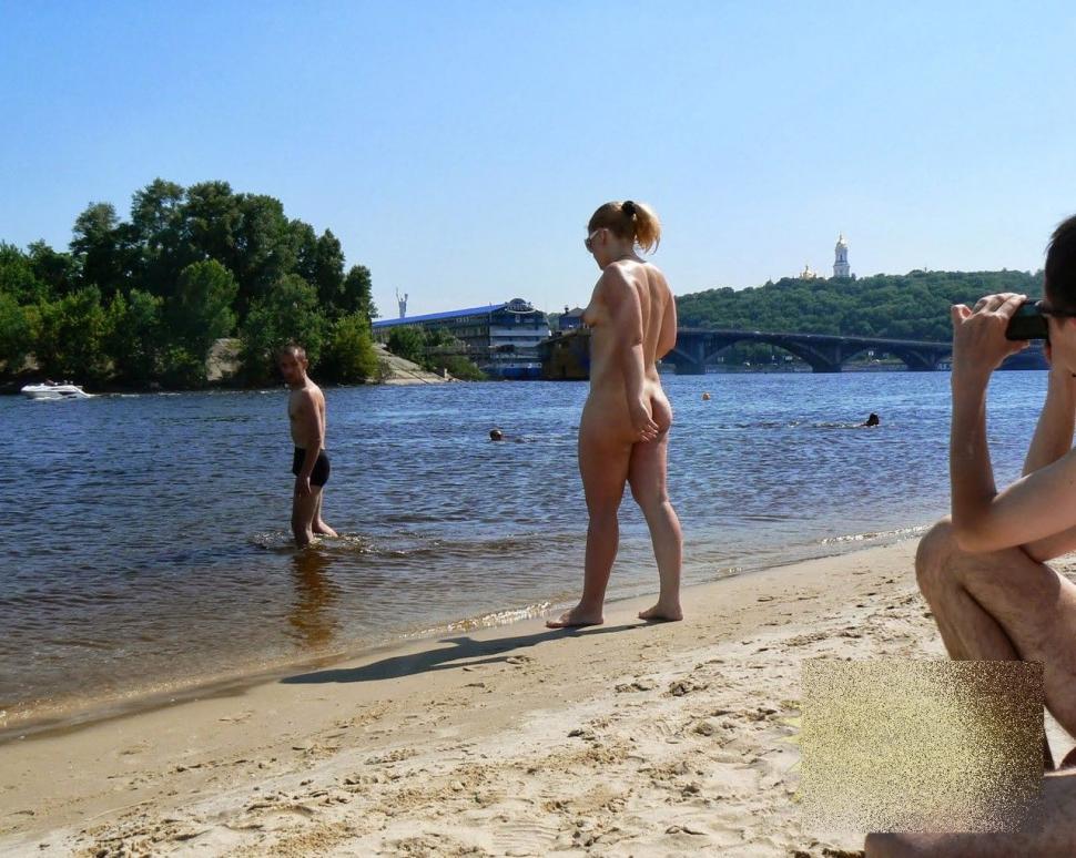 Asta este cea mai ascunsă bucată de plajă. Este total INTERZIS să faci asta aici. Cum arată turiştii care vin să se bronzeze 224227