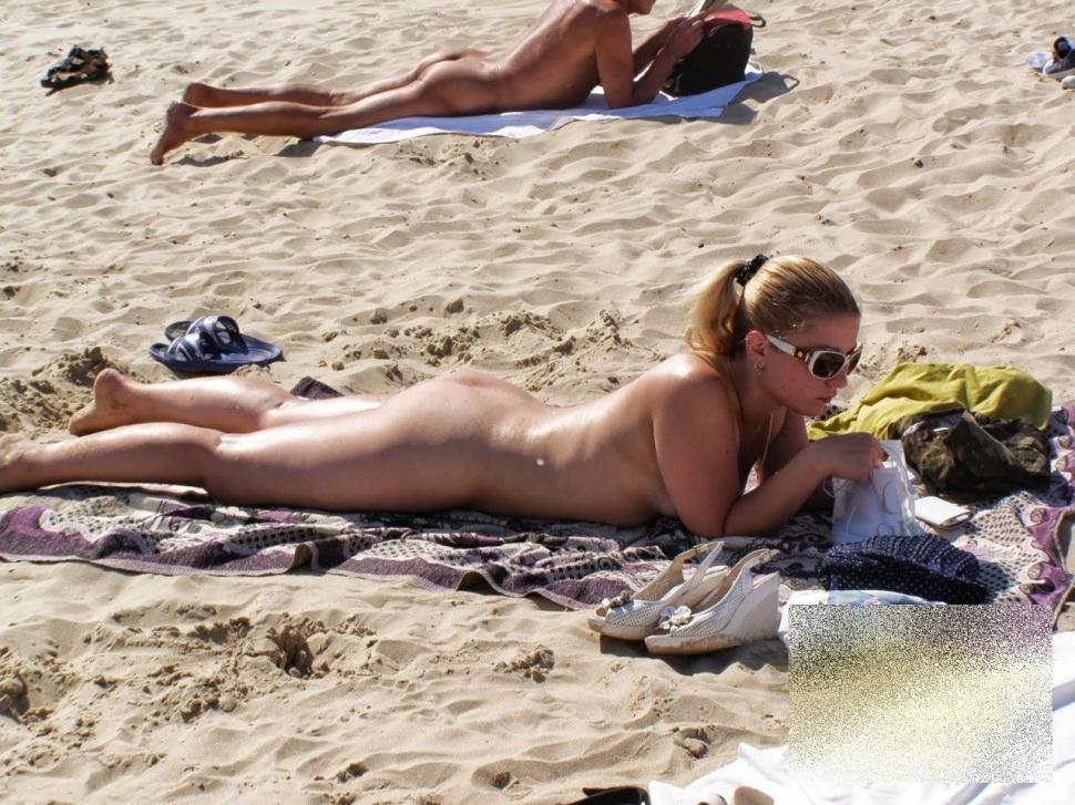 Asta este cea mai ascunsă bucată de plajă. Este total INTERZIS să faci asta aici. Cum arată turiştii care vin să se bronzeze 224228