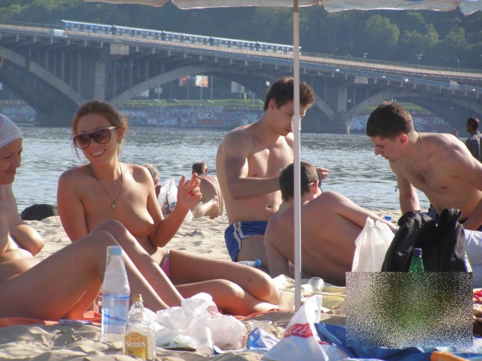 Asta este cea mai ascunsă bucată de plajă. Este total INTERZIS să faci asta aici. Cum arată turiştii care vin să se bronzeze 224234