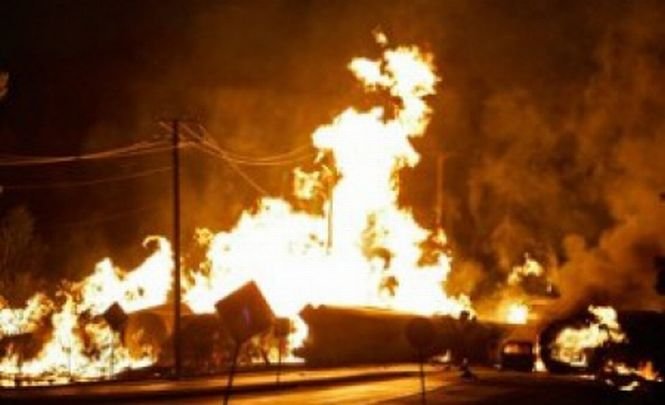 Franţa: 65 de maşini au ars complet după ce un grătar la iarbă verde s-a terminat cu un incendiu