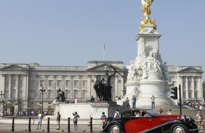 Doi bărbaţi suspectaţi că ar fi vrut să JEFUIASCĂ Palatul Buckingham, arestaţi de poliţie
