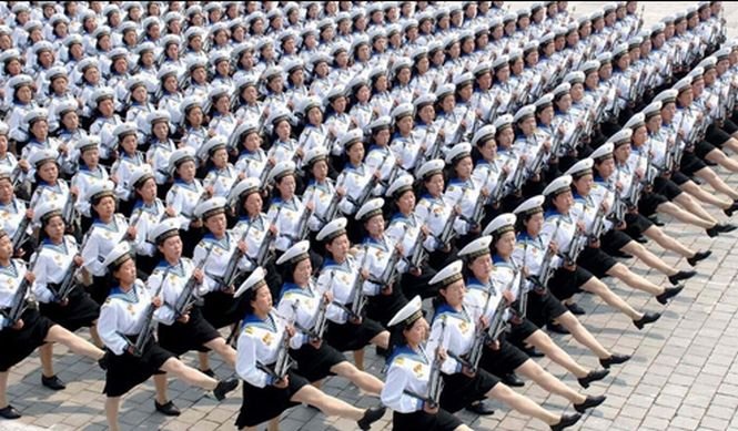 Paradă militară gigant în Coreea de Nord, sub privirea lui Kim Jong-un