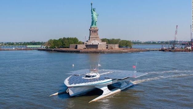 Seamănă cu o navă stelară. Imagini spectaculoase cu cea mai mare ambarcaţiune solară din lume 224792