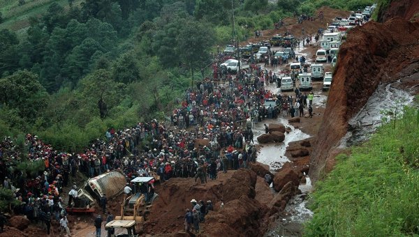 Tragedie în Guatemala: Cel puţin 43 de morţi după ce un autocar a căzut într-o prăpastie