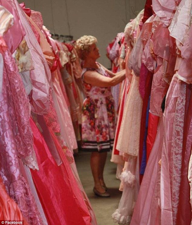 "Am vrut să poarte o rochie nouă de fiecare dată când ieşeam la dans". Un american i-a dăruit soţiei sale 55.000 de rochii  224874