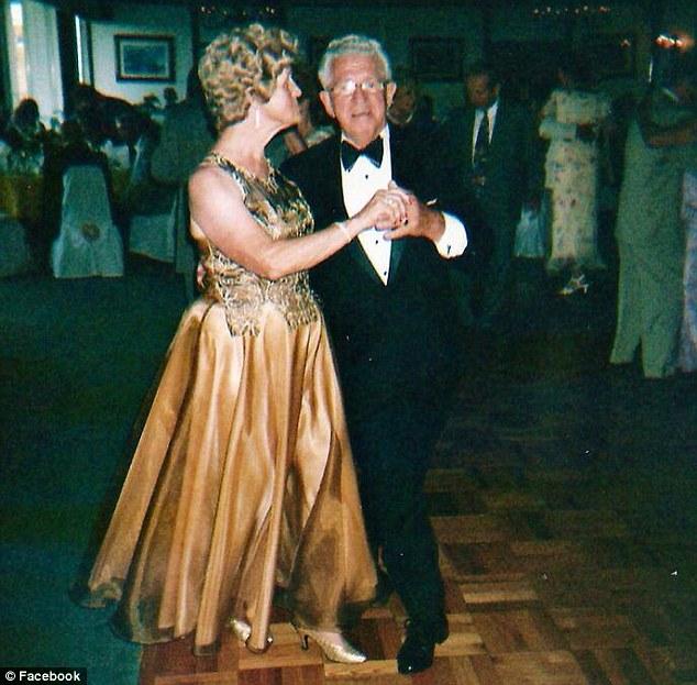 "Am vrut să poarte o rochie nouă de fiecare dată când ieşeam la dans". Un american i-a dăruit soţiei sale 55.000 de rochii  224877