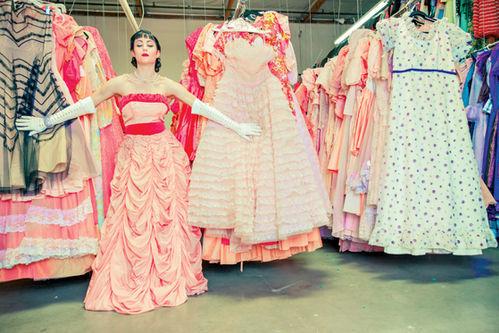 "Am vrut să poarte o rochie nouă de fiecare dată când ieşeam la dans". Un american i-a dăruit soţiei sale 55.000 de rochii  224878