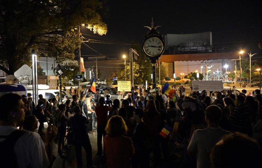 Bulevardul Regina Elisabeta din Capitală, blocat şi marţi seară de peste 200 de protestatari