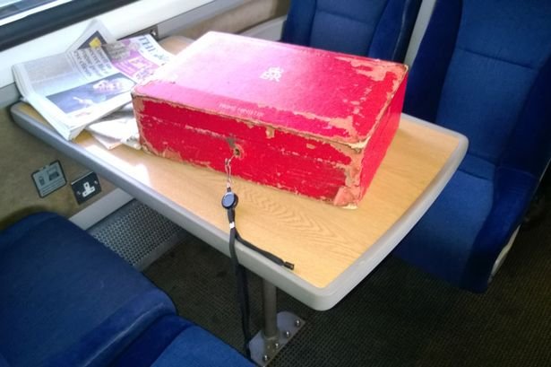 Cutia în care sunt păstrate documentele secrete ale guvernului britanic, lăsată în tren