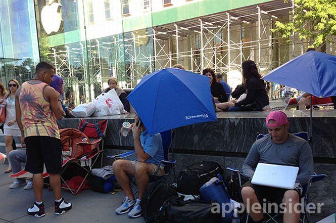 Oamenii au început să formeze cozi în faţa magazinelor Apple, în aşteptarea noului iPhone 5S  224991