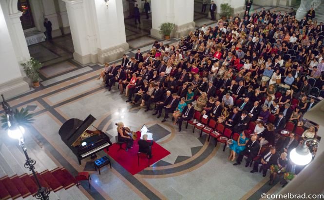 Premieră la Festivalul Enescu. Palatul de Justiție a fost arhiplin ieri seară la concertul extraordinar oferit de Pinchas Zukerman, unul dintre cei mai mari violoniști ai lumii