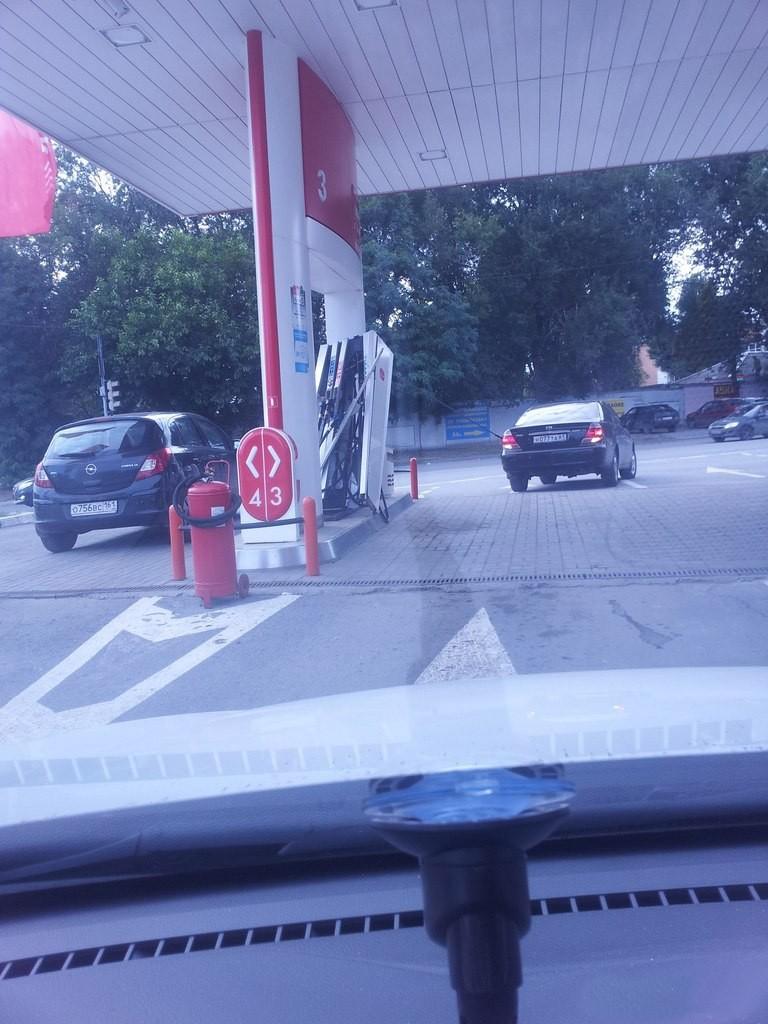 BLONDA asta a devenit vedetă după ce a făcut-o într-o benzinărie. Imaginile sunt EPICE 225052