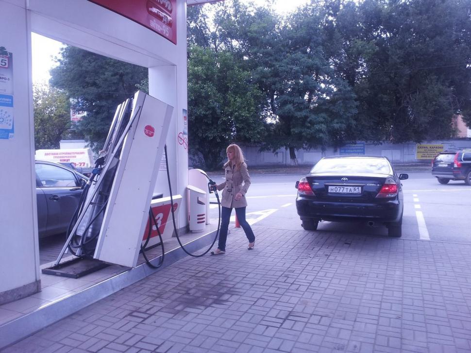 BLONDA asta a devenit vedetă după ce a făcut-o într-o benzinărie. Imaginile sunt EPICE 225053