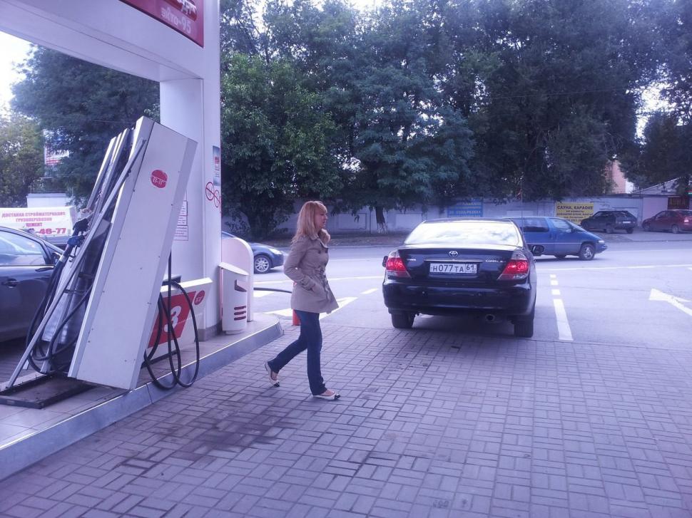 BLONDA asta a devenit vedetă după ce a făcut-o într-o benzinărie. Imaginile sunt EPICE 225054