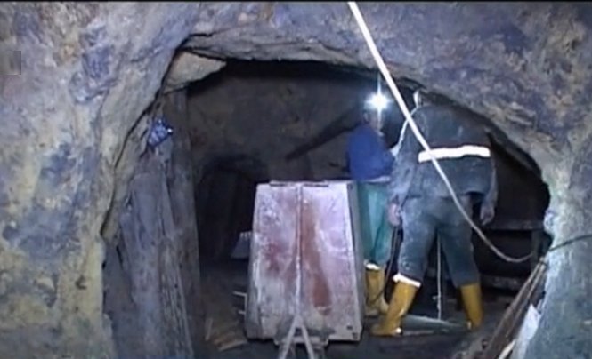 Peste 20 de mineri, blocaţi în subteran de 24 de ore, protestează pentru demararea proiectului Roşia Montană