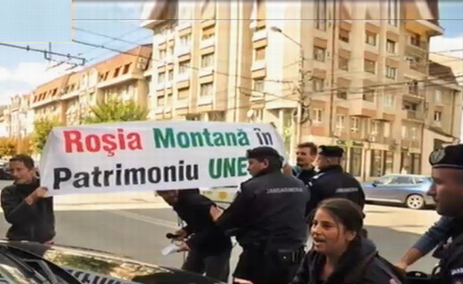 Atac cu roşii la Roşia Montană. Ministrul Culturii, asaltat de protestatari