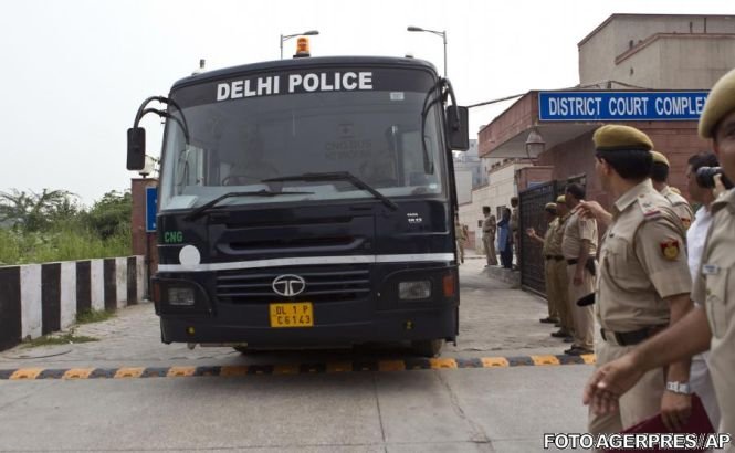 Cei patru bărbaţi acuzaţi că au violat în grup o studentă la New Delhi au fost condamnaţi la moarte