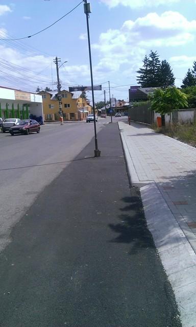 Credeam că numai în Caracal este posibil asta. Şoferii trebuie să ocolească stâlpii în MIJLOCUL străzii 225480