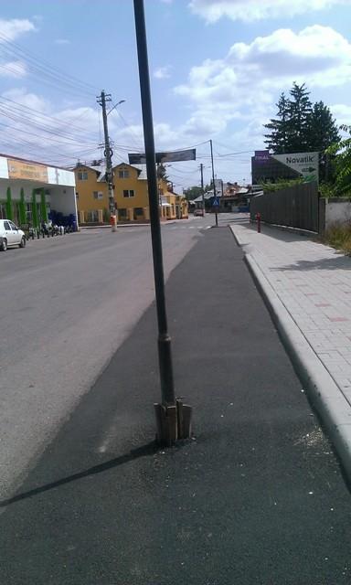 Credeam că numai în Caracal este posibil asta. Şoferii trebuie să ocolească stâlpii în MIJLOCUL străzii 225481