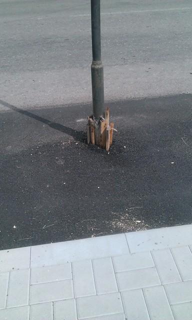 Credeam că numai în Caracal este posibil asta. Şoferii trebuie să ocolească stâlpii în MIJLOCUL străzii 225482