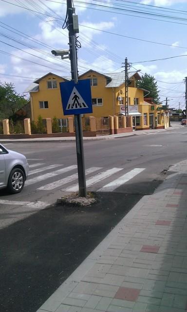 Credeam că numai în Caracal este posibil asta. Şoferii trebuie să ocolească stâlpii în MIJLOCUL străzii 225484