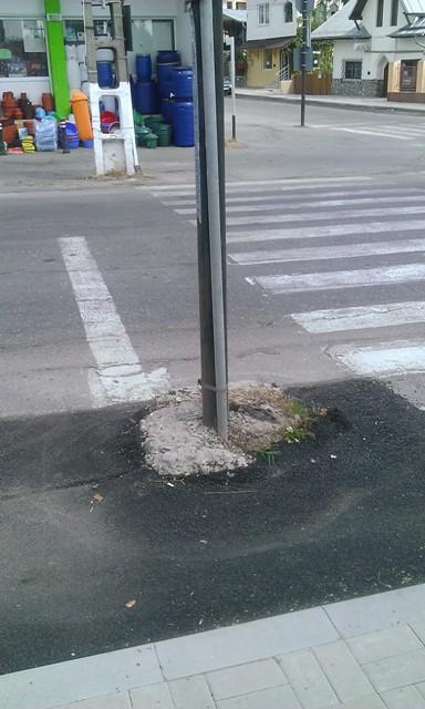 Credeam că numai în Caracal este posibil asta. Şoferii trebuie să ocolească stâlpii în MIJLOCUL străzii 225485