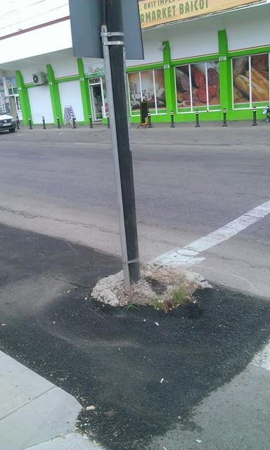 Credeam că numai în Caracal este posibil asta. Şoferii trebuie să ocolească stâlpii în MIJLOCUL străzii 225487