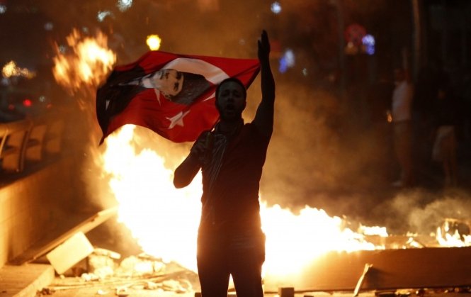 O nouă seară de manifestaţii în Turcia. Mai mulţi protestatari au fost arestaţi