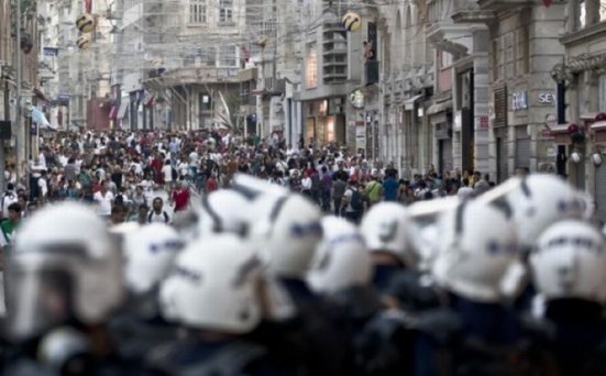 Protestele din Turcia, departe de final. Mii de oamenii au ieşit în stradă şi au atacat forţele de ordine