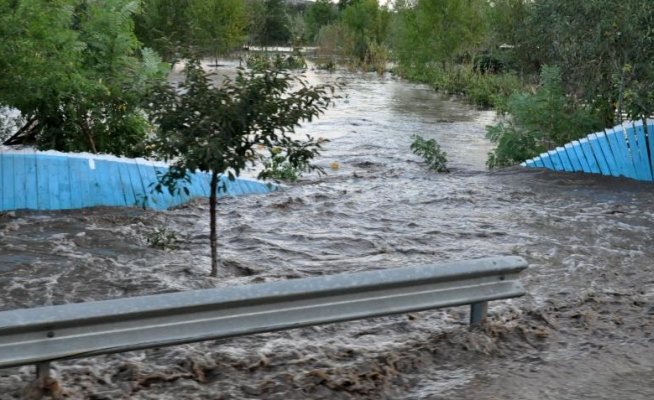 Bilanţul ploilor de vineri noapte din Galaţi: 350 de case inundate