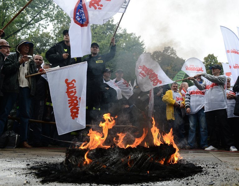 Proteste de AMPLOARE în Polonia. ZECI DE MII de oameni au ieşit să ceară demisia guvernului