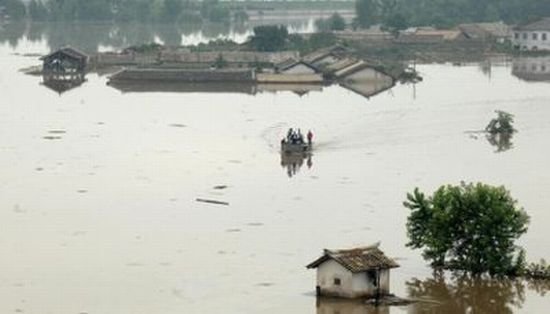 Stroe: Oamenii afectaţi de inundaţii vor primi ajutoare financiare pentru refacerea caselor