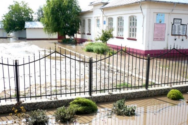 Bilanţ inundaţii Galaţi: Peste 6.000 de persoane evacuate şi 1.800 de case afectate