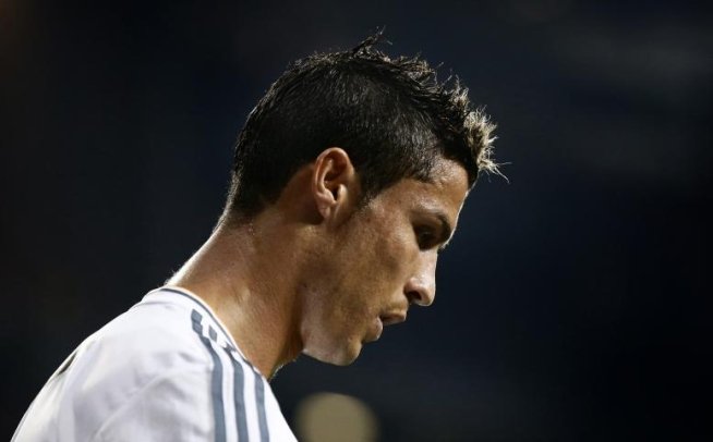 Cristiano Ronaldo RĂMÂNE la Real Madrid şi devine CEL MAI BINE PLĂTIT FOTBALIST DIN LUME