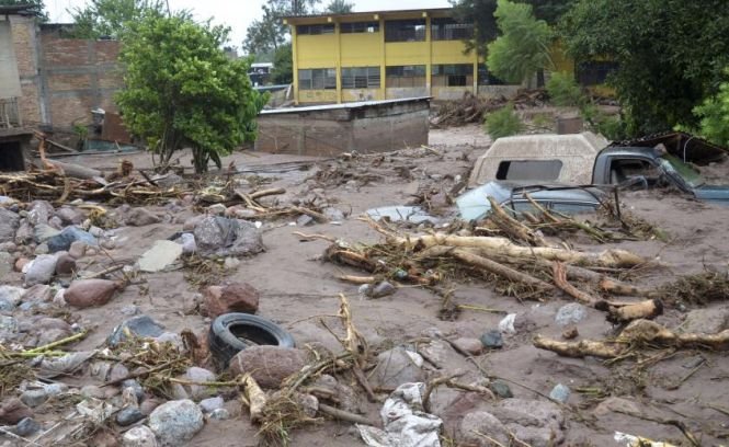 Inundaţii ISTORICE în Mexic. Un uragan şi o furtună tropicală au lovit simultan ţara