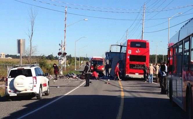 Canada.5 morţi după ce un tren a spulberat pe şine un autobuz de pasageri