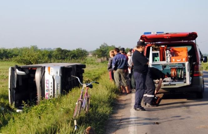 Accident grav în Vrancea. Doi oameni au murit şi cinci au fost grav răniţi, după ce un autocar s-a răsturnat pe DN 2