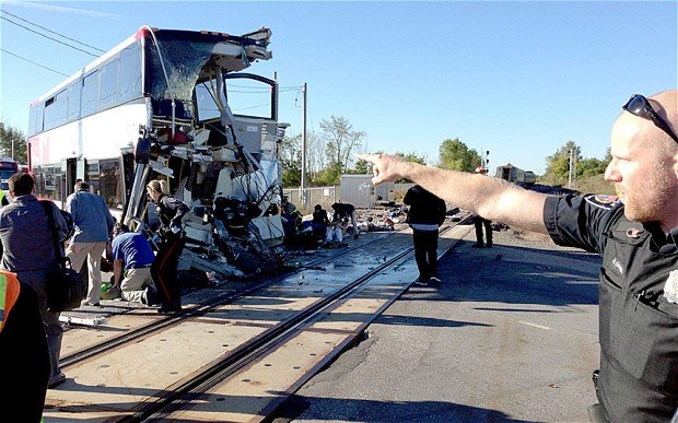Imagini de coşmar în Ottawa. Un autocar supraetajat a intrat în plin într-un tren
